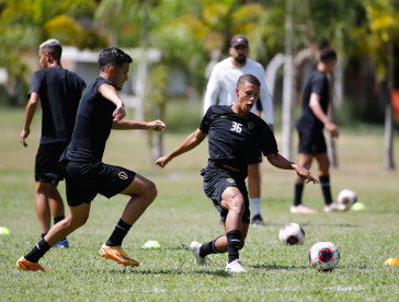 Adryan e Vitinho em disputa de bola no treinamento