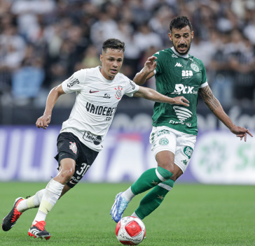 Matheus Ara�jo em a��o contra o Guarani