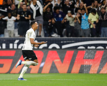 Arthur Sousa comemorando gol marcado