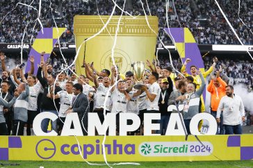 Festa dos jogadores e comiss�o com a ta�a da Copinha