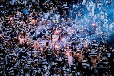 Torcedores acendendo sinalizadores durante o jogo do Tim�ozinho contra o Cruzeiro
