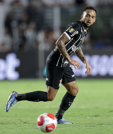 Maycon ap�s executar passe durante confronto contra o Santos