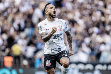 Maycon comemora tento com a torcida do Corinthians
