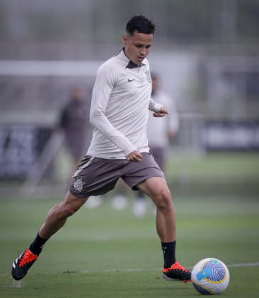 Matheus Araujo chutando a bola