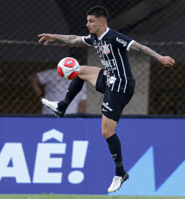 L�o Mana dominando a bola