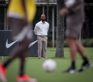 Fabinho Soldado acompanhando treinamento