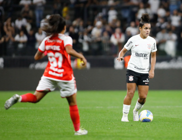 Isabela com a bola dominada
