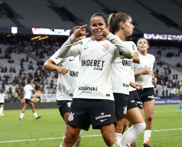 Vic Albuquerque comemora gol marcado