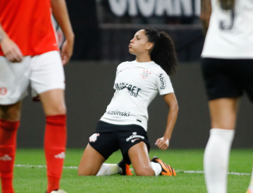 Yasmim comemora gol marcado