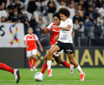 Yaya com a bola dominada