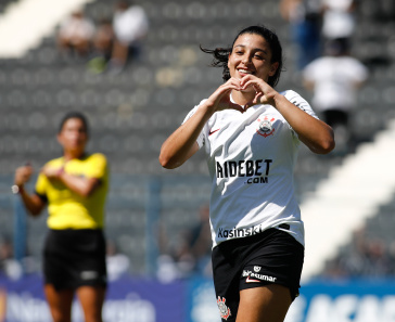 Duda Sampaio comemorando gol