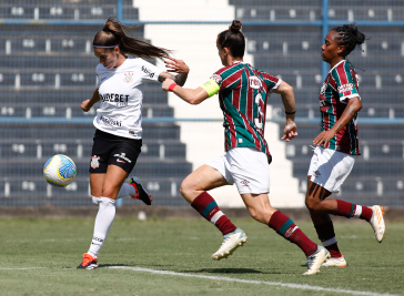 Jheniffer finalizando diante o Fluminense