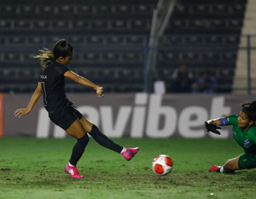 Eudimilla finalizando durante jogo do Corinthians contra o Taubat�