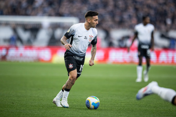Gustavo Silva com a bola