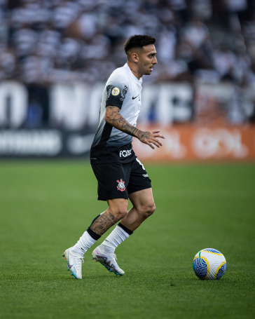 Gustavo Silva com o a bola