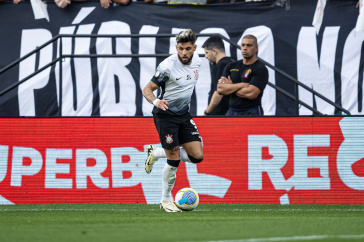 Yuri Alberto com a bola