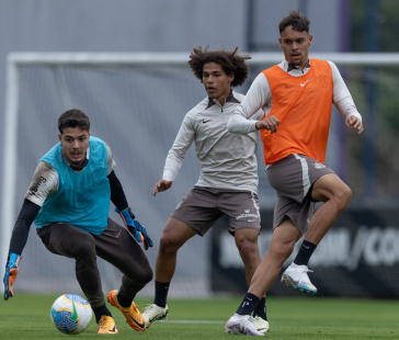 Felipe Longo, Guilherme Biro e Jo�o Pedro Tchoca em a��o no treino do Corinthians