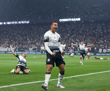 Giovane feliz comemorando gol