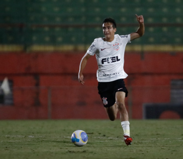 Lorenzo correndo com a bola