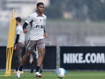 Wesley em a��o no treino do Corinthians