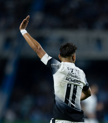 Romero com a m�o levantada
