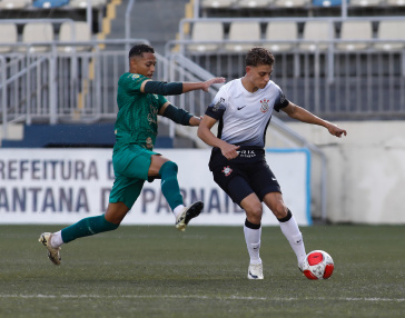 Caio Garcez com a bola no p�