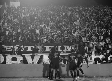 Jogadores do Corinthians comemorando junto da torcida gol anotado no Santa Cruz