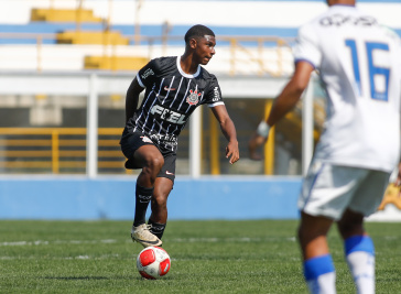 Lucas Fernandes junto � bola observando o gramado em jogo contra o �gua Santa