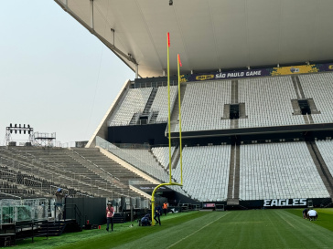 �rea de Endzone norte com goalpost