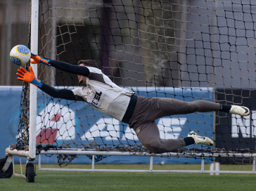 Felipe Longo defende bola em treino