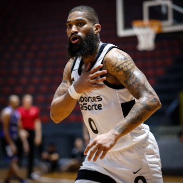 Isaac Thornton comemorando cesta diante do Pinheiros