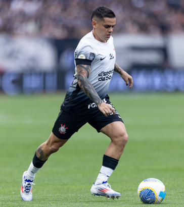 Fagner com a bola