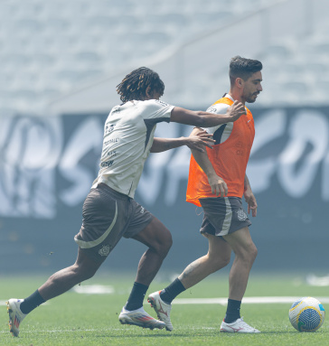 Andr� Carrillo pressionando Igor Coronado durante treino aberto