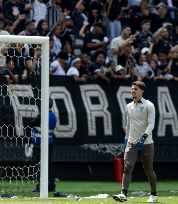 Felipe Longo caminhando em frente � torcida durante treino aberto