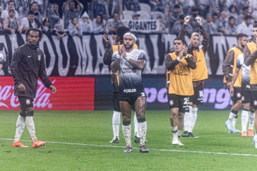 Memphis Depay e outros jogadores agradecendo � torcida na Arena