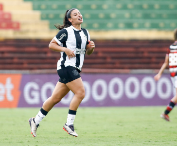 Duda Sampaio comemorando gol