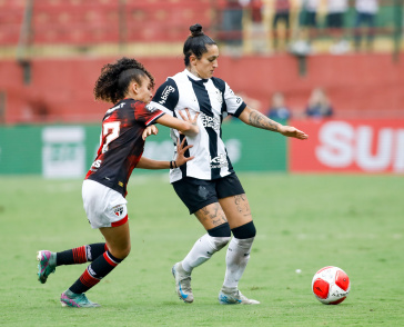 Fernanda em disputa de bola