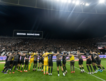 Jogadores do Corinthians comemorando junto � torcida ap�s vit�ria