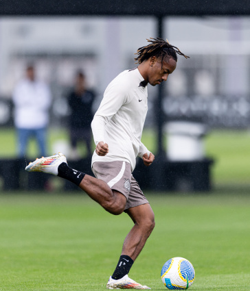 Andr� Carrillo com a bola no CT