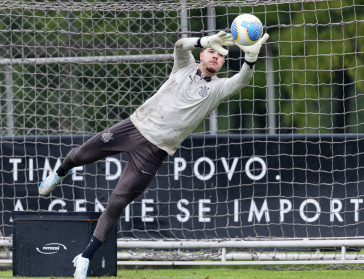 Felipe Longo fazendo defesa
