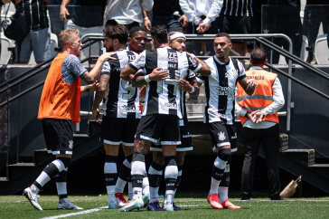 Jogadores do Corinthians comemorando gol