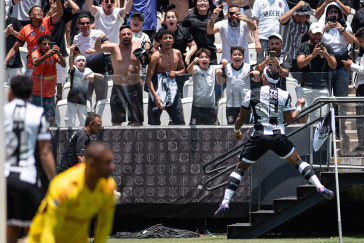 Memphis comemorando gol com a torcida