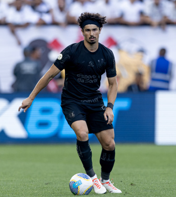 Andr� Ramalho com a bola