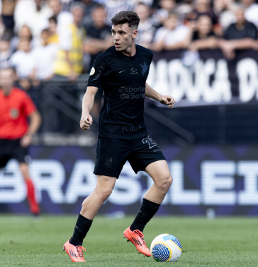 Breno Bidon com a posse da bola