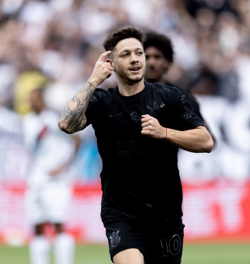 Garro comemorando gol