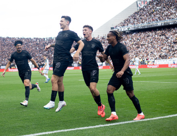 Jogadores comemorando gol marcado