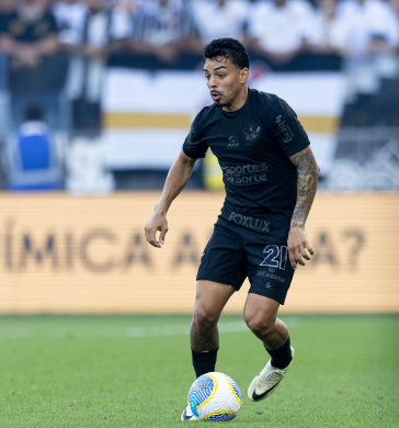 Matheus Bidu com a posse da bola