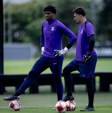 Hugo Souza e Matheus Donelli com a bola nos p�s