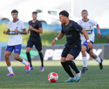 Juninho com a bola contra o Santo Andr�