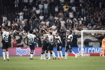 Jogadores do Corinthians comemorando gol no Estadual